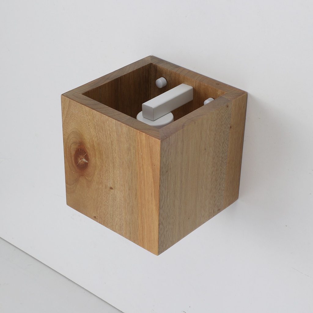 Aplique de Pared de Madera “CUBET” – Diseño en Cubo, Luz Arriba y Abajo, Casquillo E27