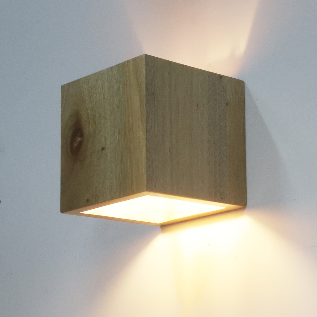 Aplique de Pared de Madera “CUBET” – Diseño en Cubo, Luz Arriba y Abajo, Casquillo E27