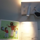 Aplique de pared para lectura con puerto USB - Iluminación ambiental 7W con foco lectura 3W 2700K "VIENA"(Izquierdo)