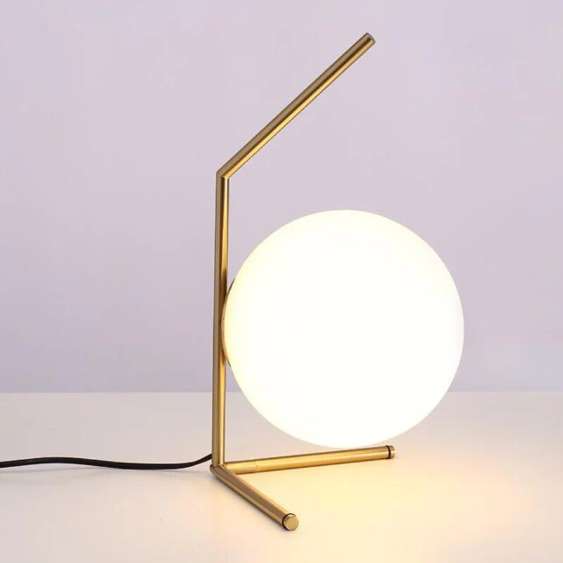 Lampe de table « ELISA » avec base en laiton et grand abat-jour boule en verre de 220 mm, idéale pour le bureau, la chambre et le salon. Compatible avec une ampoule E27.