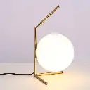 Lampe de table « ELISA » avec base en laiton et grand abat-jour boule en verre de 220 mm, idéale pour le bureau, la chambre et le salon. Compatible avec une ampoule E27.