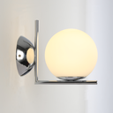  Applique "ESFERA" con sfera in vetro opalino E27 G45 – Diffusore in vetro soffiato e struttura in acciaio.
